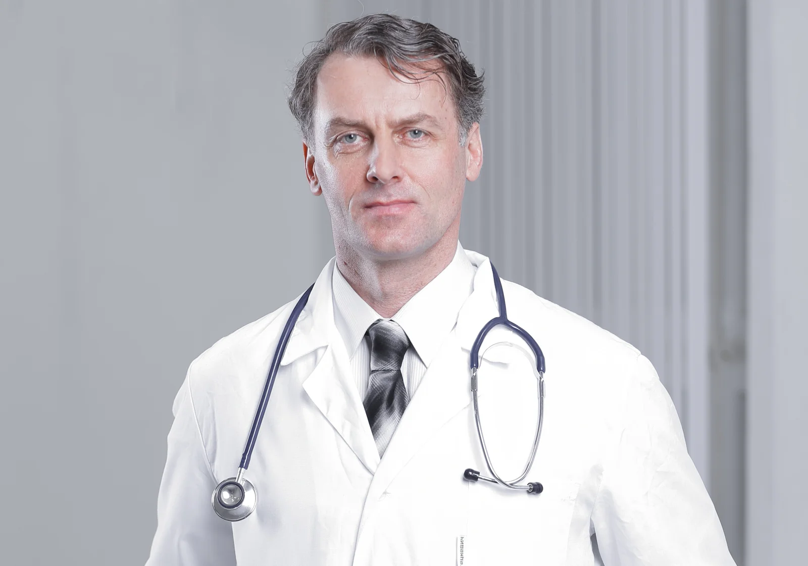 Man wearing a white medical coat and stethoscope